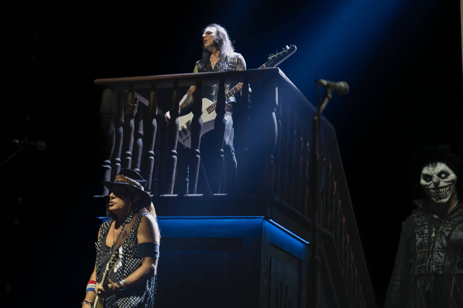 Alice Cooper řádil v Pardubicích. Přivezl si hada, nafukovací pannu i gilotinu