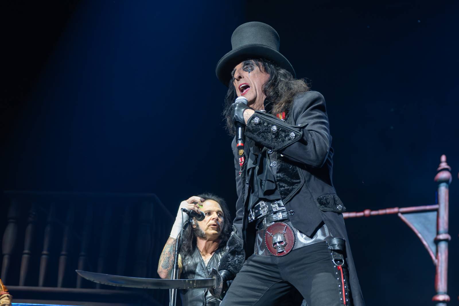 Alice Cooper řádil v Pardubicích. Přivezl si hada, nafukovací pannu i gilotinu