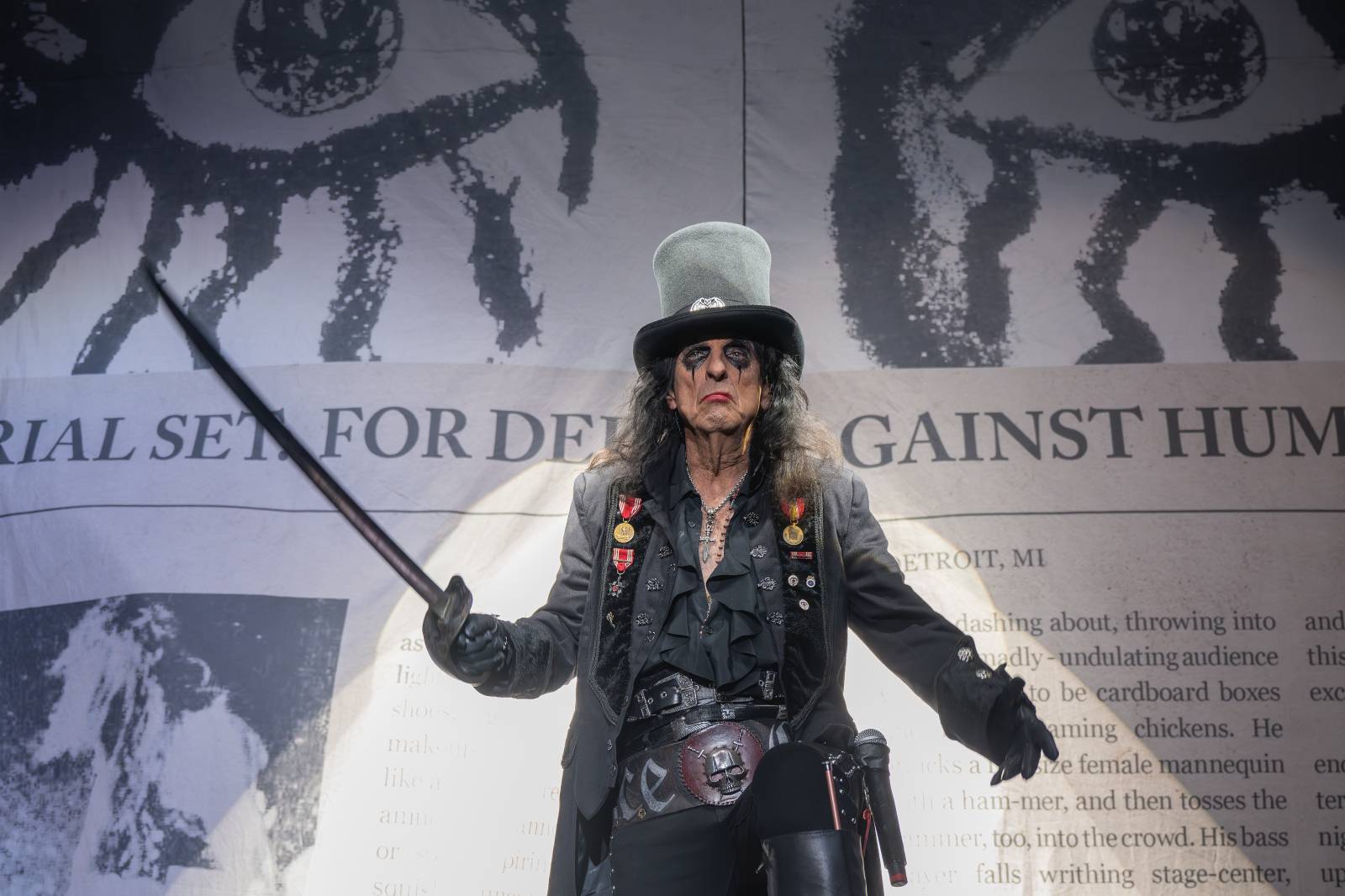 Alice Cooper řádil v Pardubicích. Přivezl si hada, nafukovací pannu i gilotinu