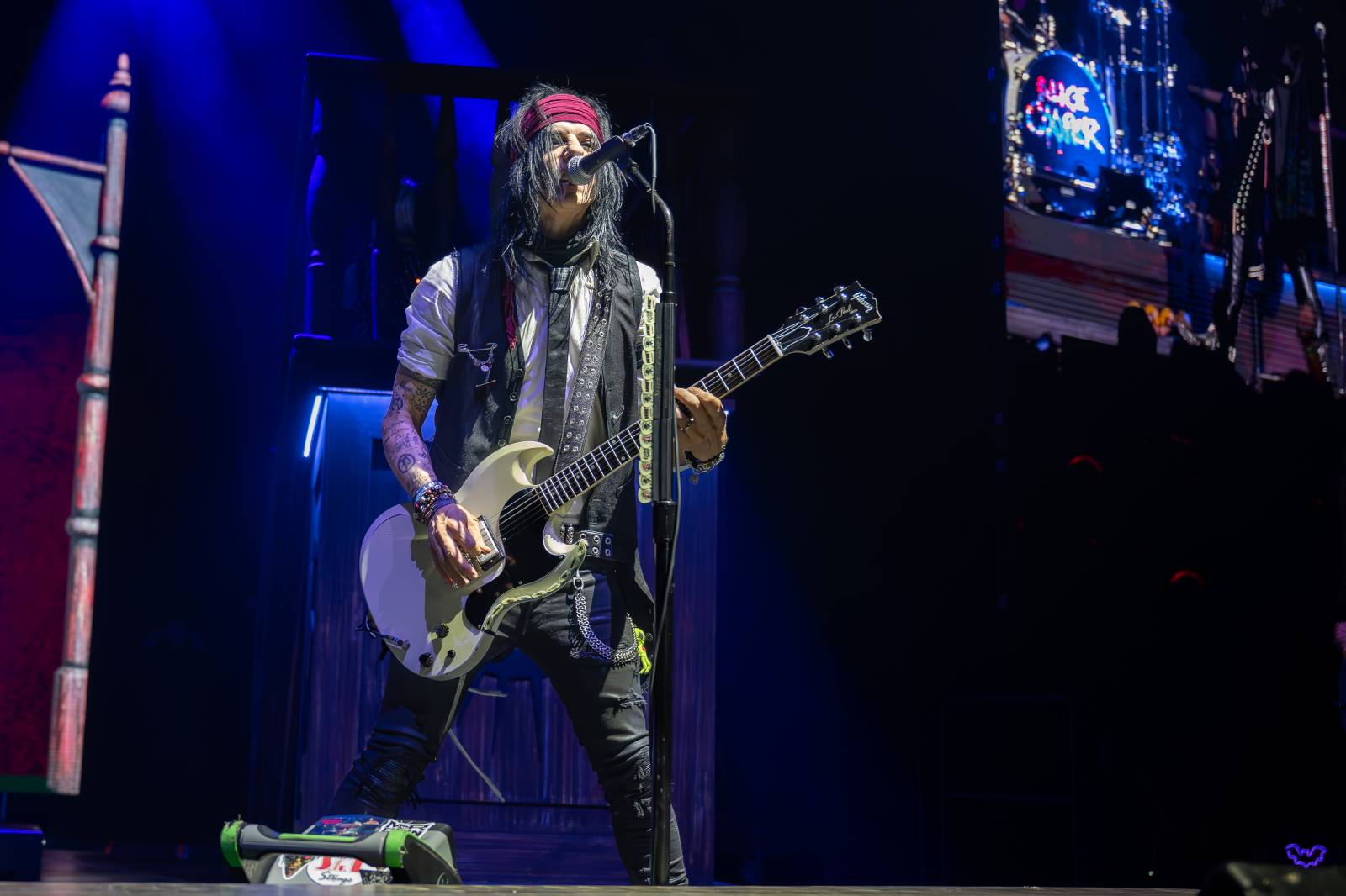 Alice Cooper řádil v Pardubicích. Přivezl si hada, nafukovací pannu i gilotinu