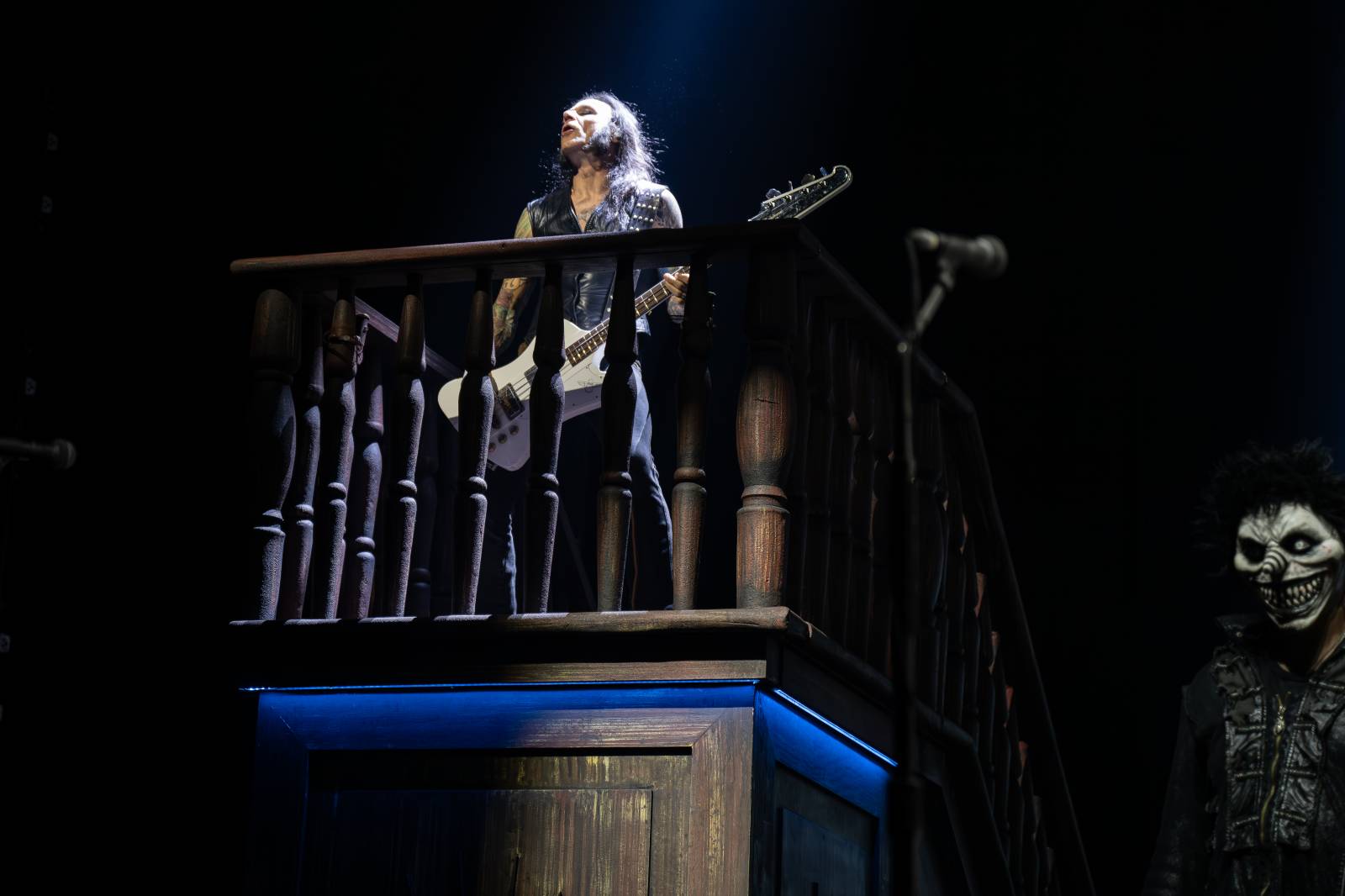 Alice Cooper řádil v Pardubicích. Přivezl si hada, nafukovací pannu i gilotinu