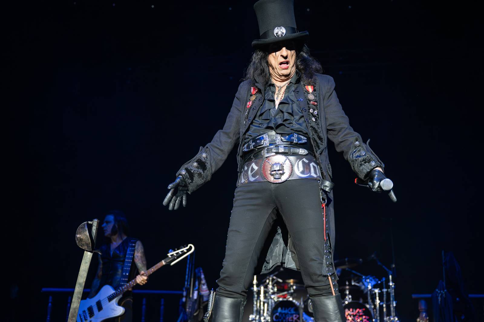 Alice Cooper řádil v Pardubicích. Přivezl si hada, nafukovací pannu i gilotinu