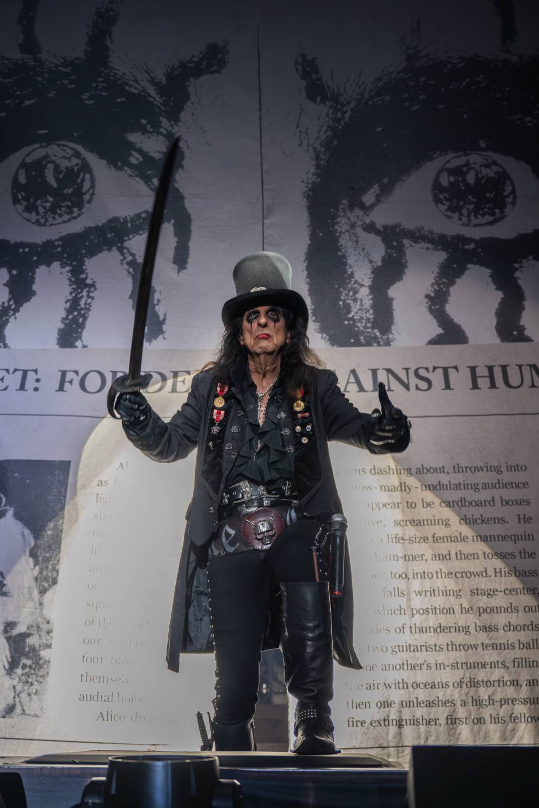 Alice Cooper řádil v Pardubicích. Přivezl si hada, nafukovací pannu i gilotinu