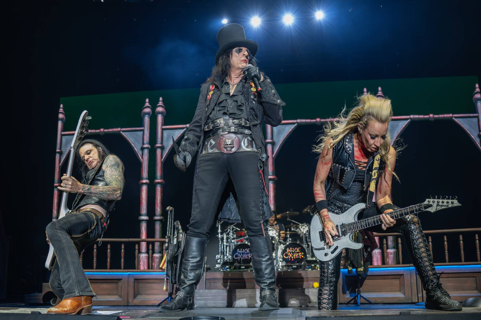 Alice Cooper řádil v Pardubicích. Přivezl si hada, nafukovací pannu i gilotinu