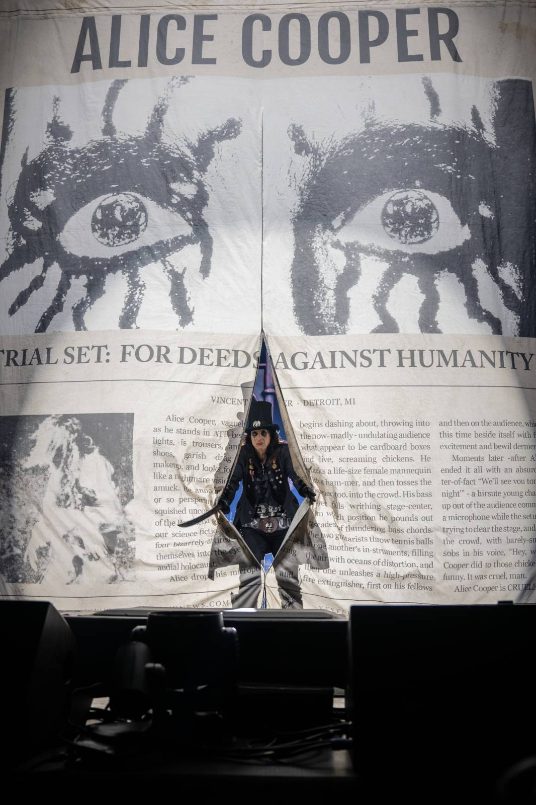 Alice Cooper řádil v Pardubicích. Přivezl si hada, nafukovací pannu i gilotinu