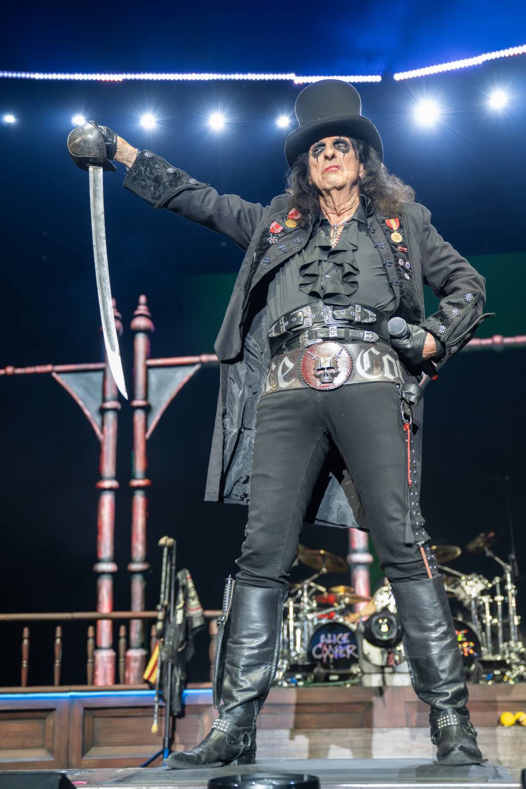Alice Cooper řádil v Pardubicích. Přivezl si hada, nafukovací pannu i gilotinu