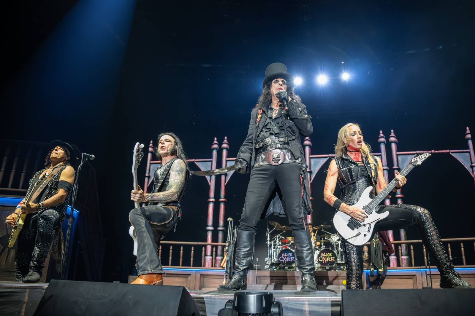 Alice Cooper řádil v Pardubicích. Přivezl si hada, nafukovací pannu i gilotinu