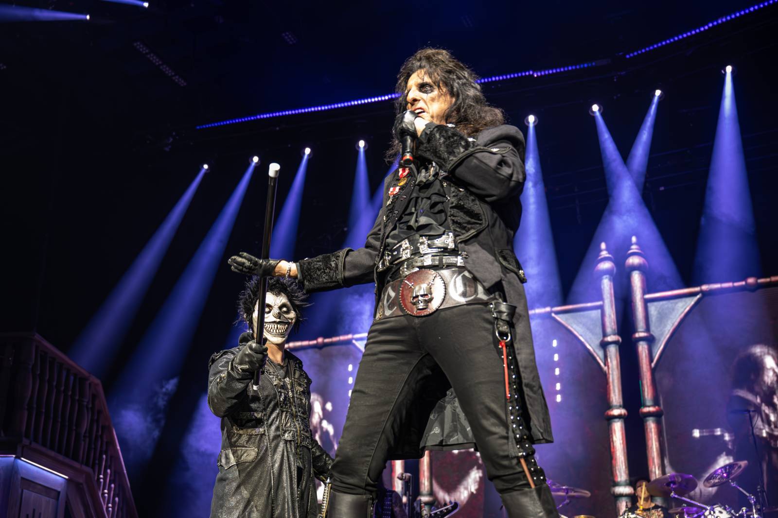 Alice Cooper řádil v Pardubicích. Přivezl si hada, nafukovací pannu i gilotinu