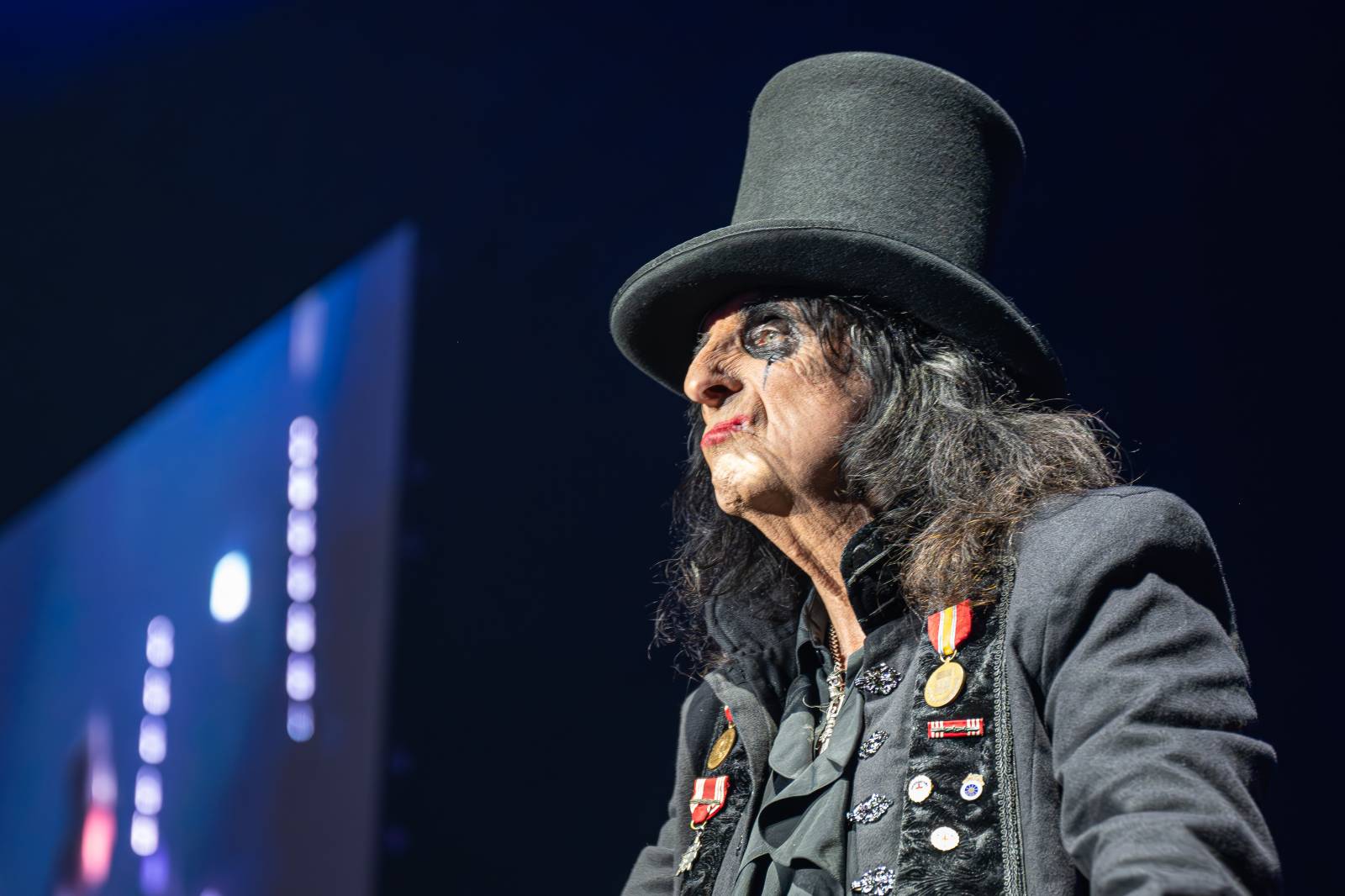 Alice Cooper řádil v Pardubicích. Přivezl si hada, nafukovací pannu i gilotinu