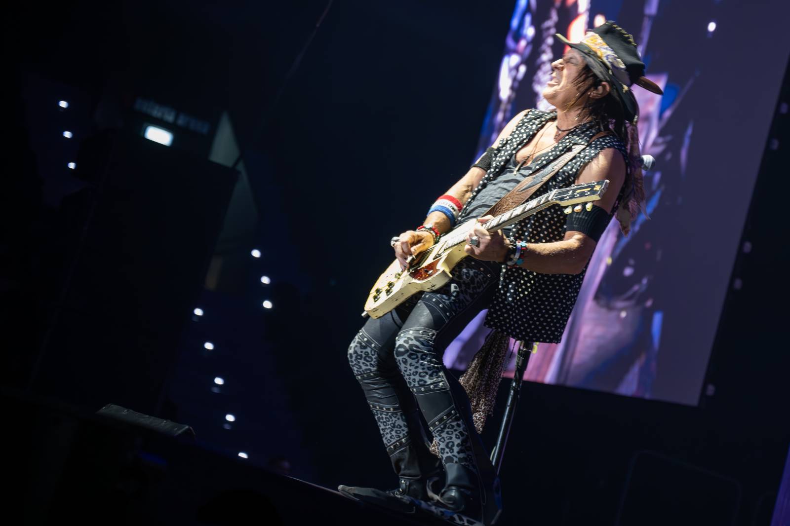 Alice Cooper řádil v Pardubicích. Přivezl si hada, nafukovací pannu i gilotinu