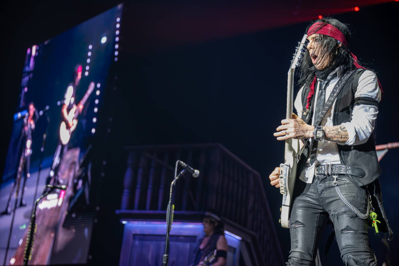 Alice Cooper řádil v Pardubicích. Přivezl si hada, nafukovací pannu i gilotinu