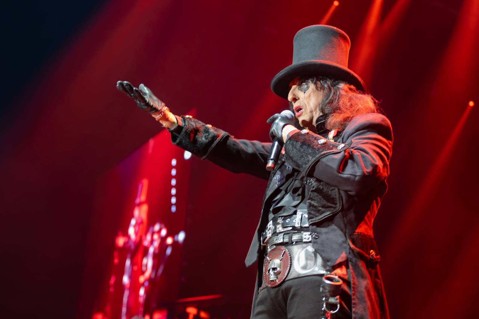 Alice Cooper řádil v Pardubicích. Přivezl si hada, nafukovací pannu i gilotinu