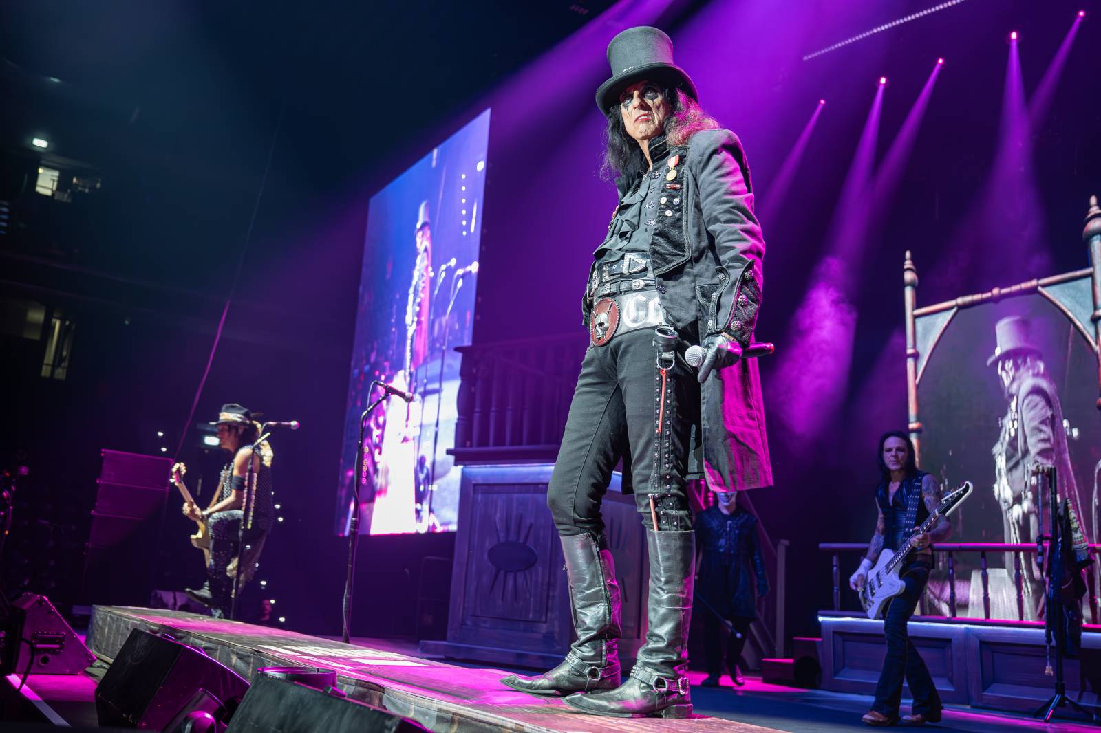 Alice Cooper řádil v Pardubicích. Přivezl si hada, nafukovací pannu i gilotinu