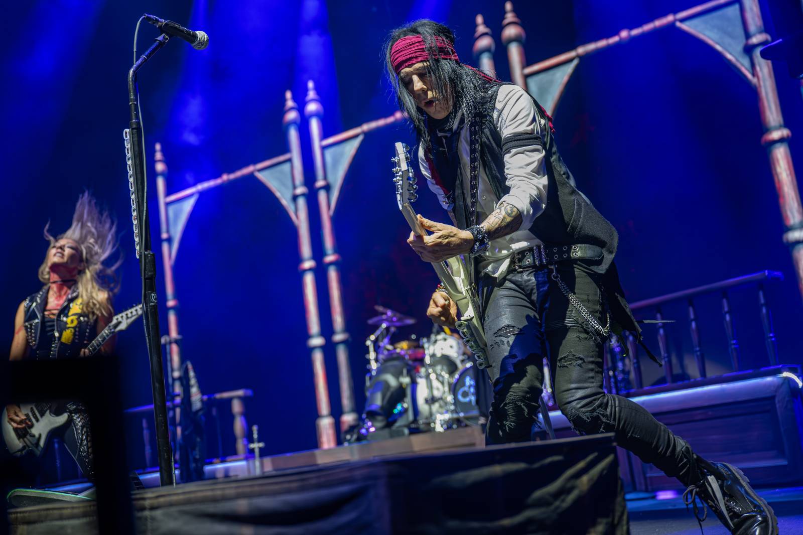 Alice Cooper řádil v Pardubicích. Přivezl si hada, nafukovací pannu i gilotinu