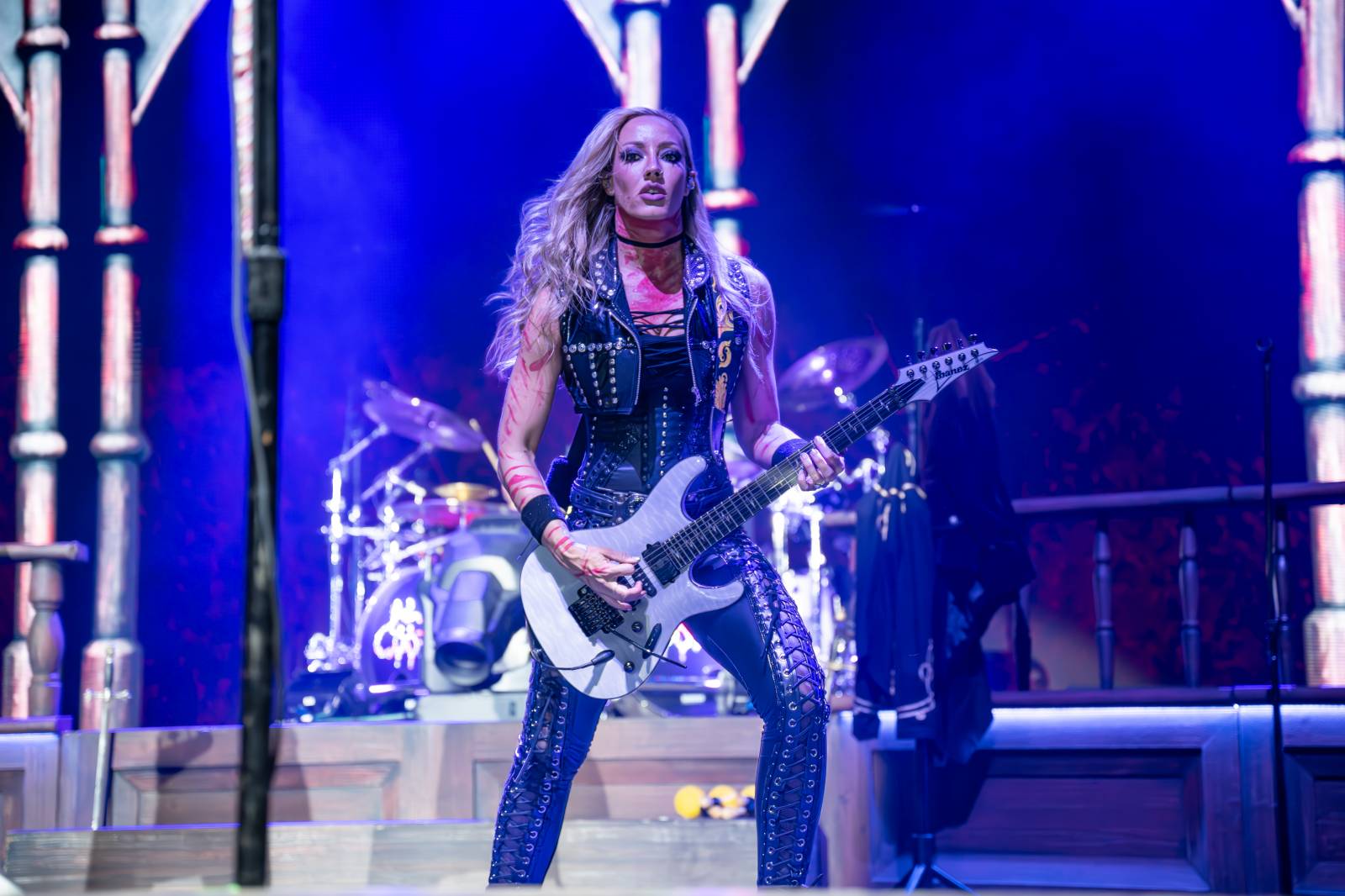 Alice Cooper řádil v Pardubicích. Přivezl si hada, nafukovací pannu i gilotinu