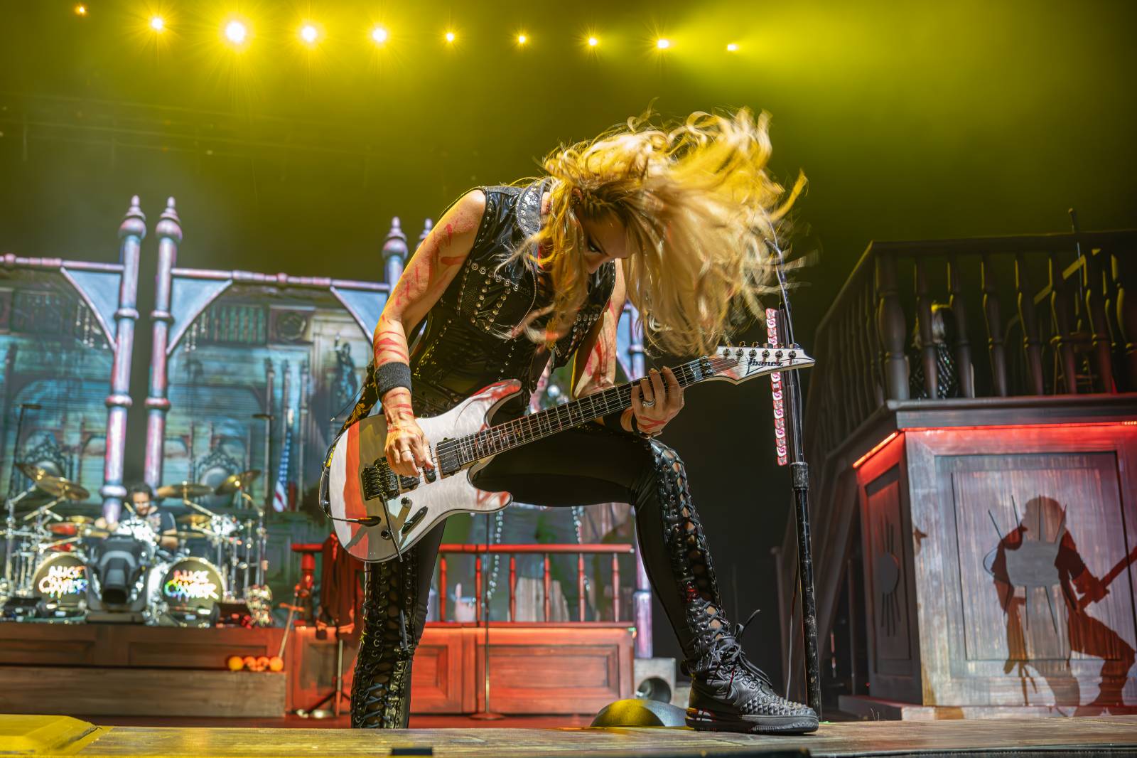 Alice Cooper řádil v Pardubicích. Přivezl si hada, nafukovací pannu i gilotinu