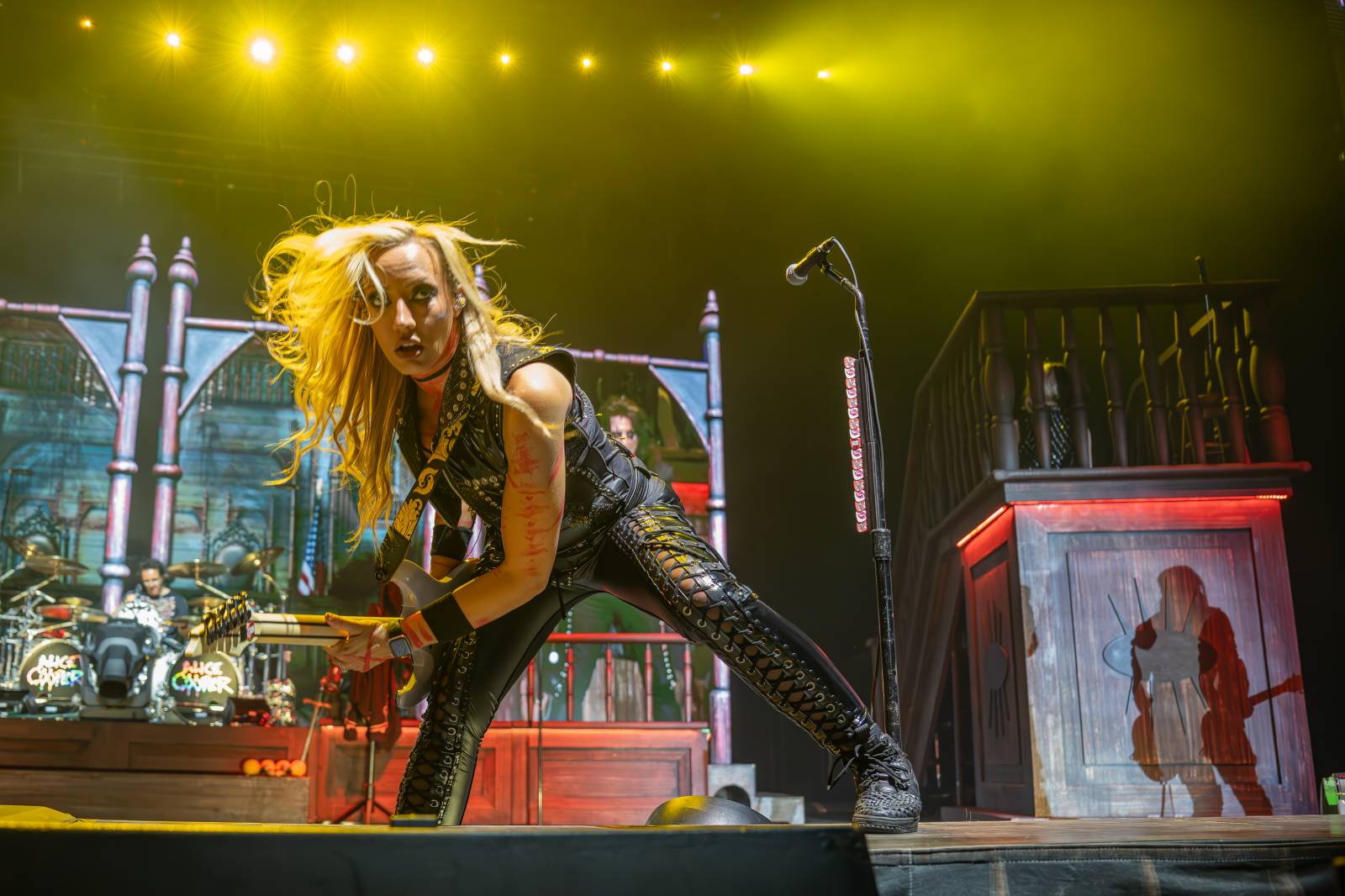 Alice Cooper řádil v Pardubicích. Přivezl si hada, nafukovací pannu i gilotinu