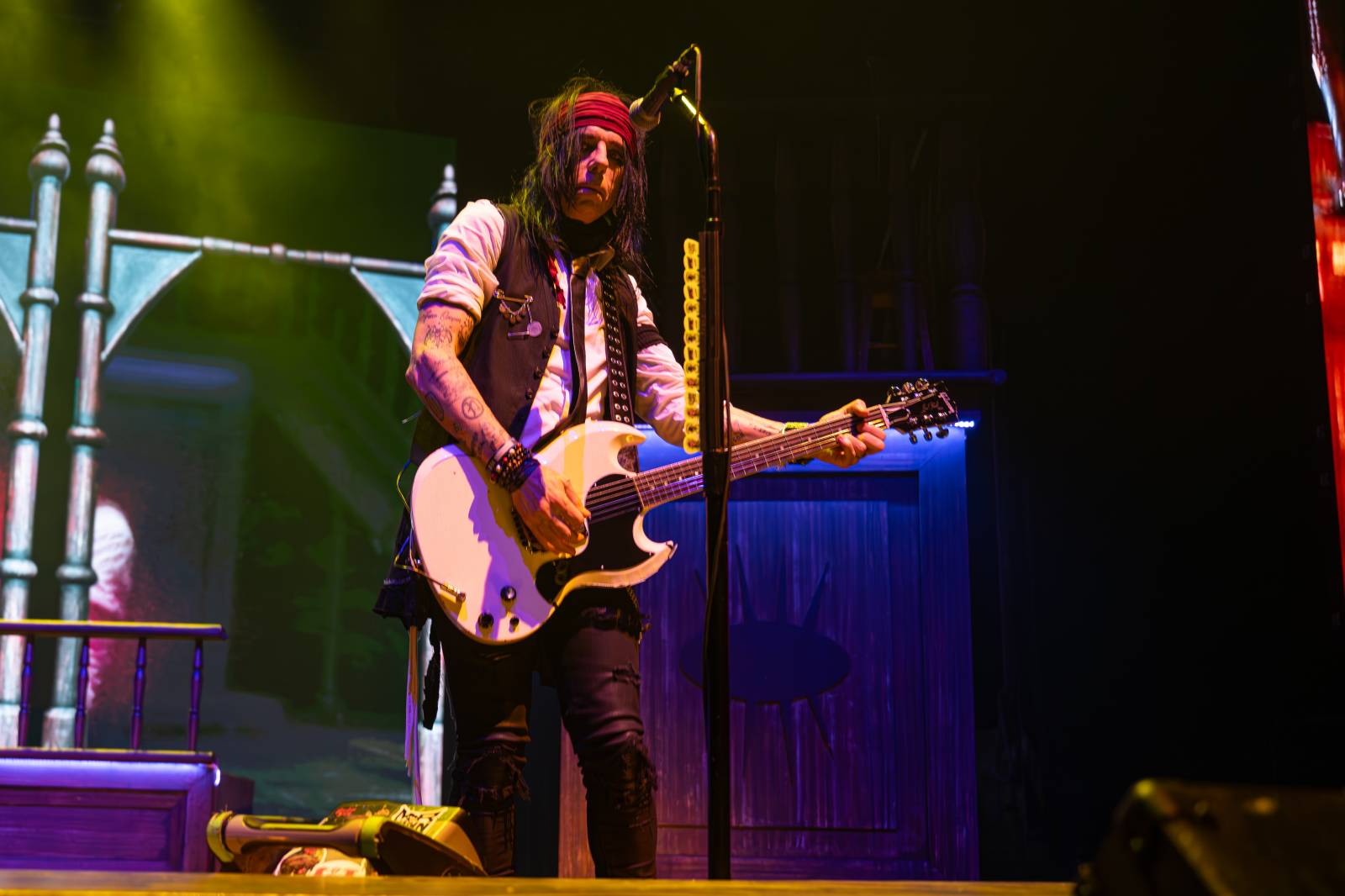 Alice Cooper řádil v Pardubicích. Přivezl si hada, nafukovací pannu i gilotinu