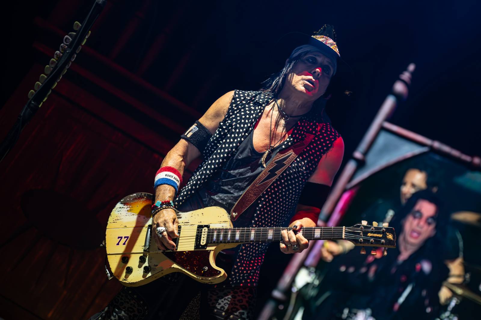 Alice Cooper řádil v Pardubicích. Přivezl si hada, nafukovací pannu i gilotinu