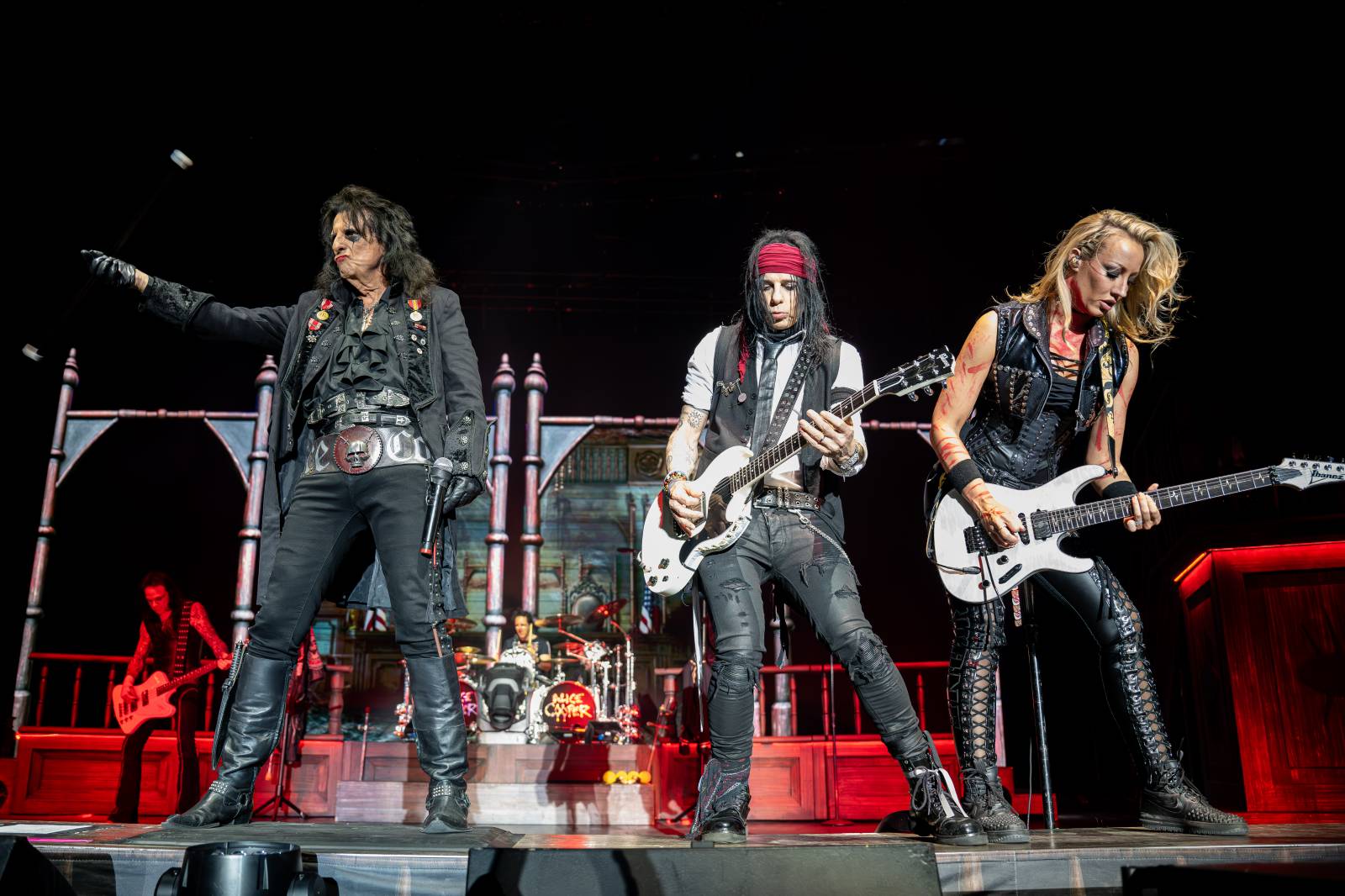 Alice Cooper řádil v Pardubicích. Přivezl si hada, nafukovací pannu i gilotinu