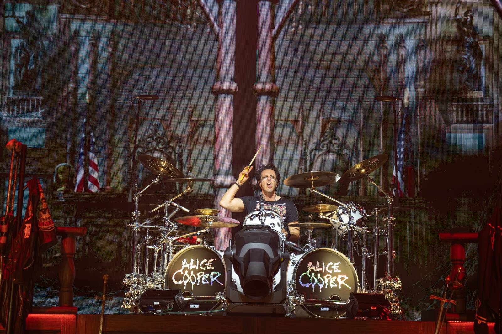 Alice Cooper řádil v Pardubicích. Přivezl si hada, nafukovací pannu i gilotinu