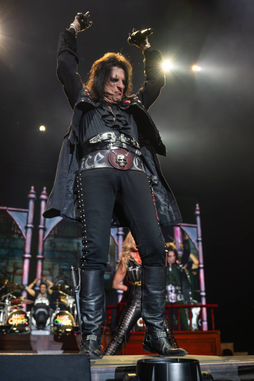 Alice Cooper řádil v Pardubicích. Přivezl si hada, nafukovací pannu i gilotinu