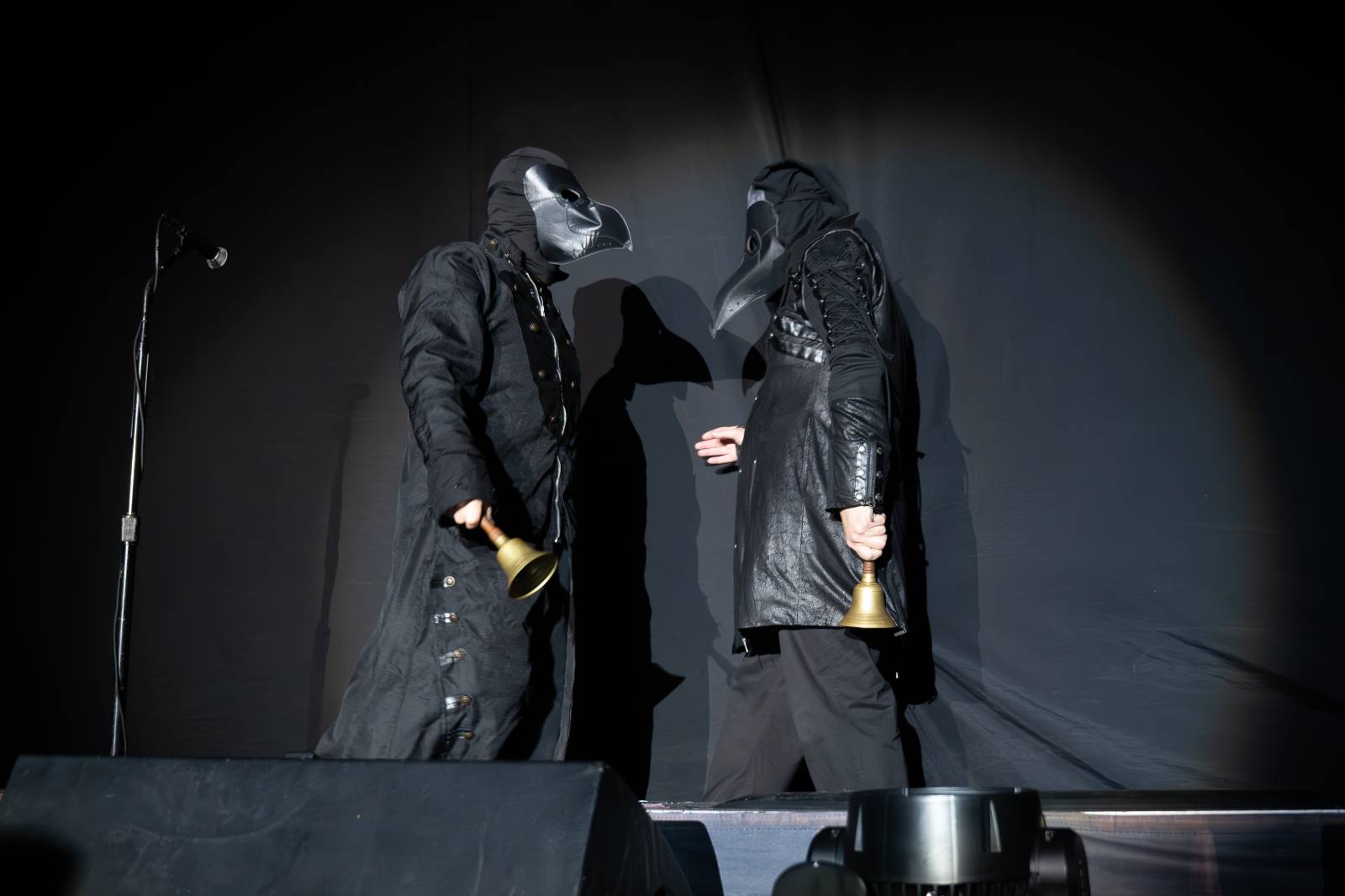 Alice Cooper řádil v Pardubicích. Přivezl si hada, nafukovací pannu i gilotinu