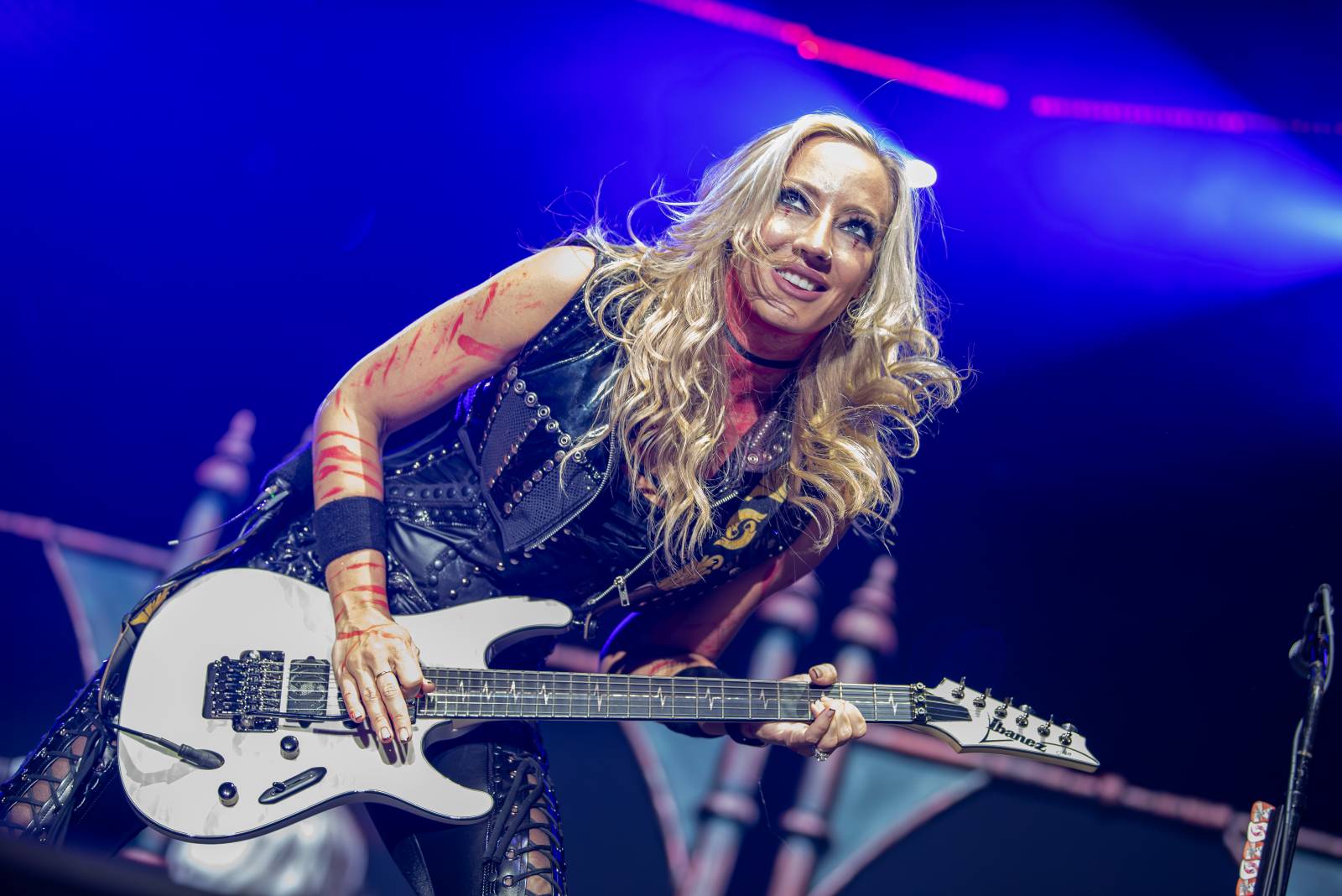 Alice Cooper řádil v Pardubicích. Přivezl si hada, nafukovací pannu i gilotinu