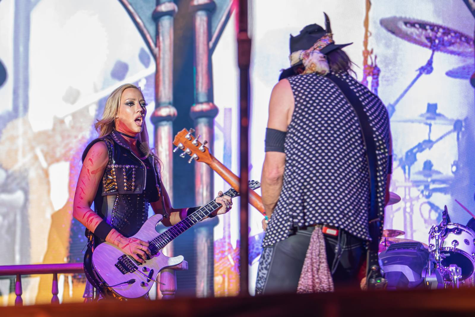 Alice Cooper řádil v Pardubicích. Přivezl si hada, nafukovací pannu i gilotinu