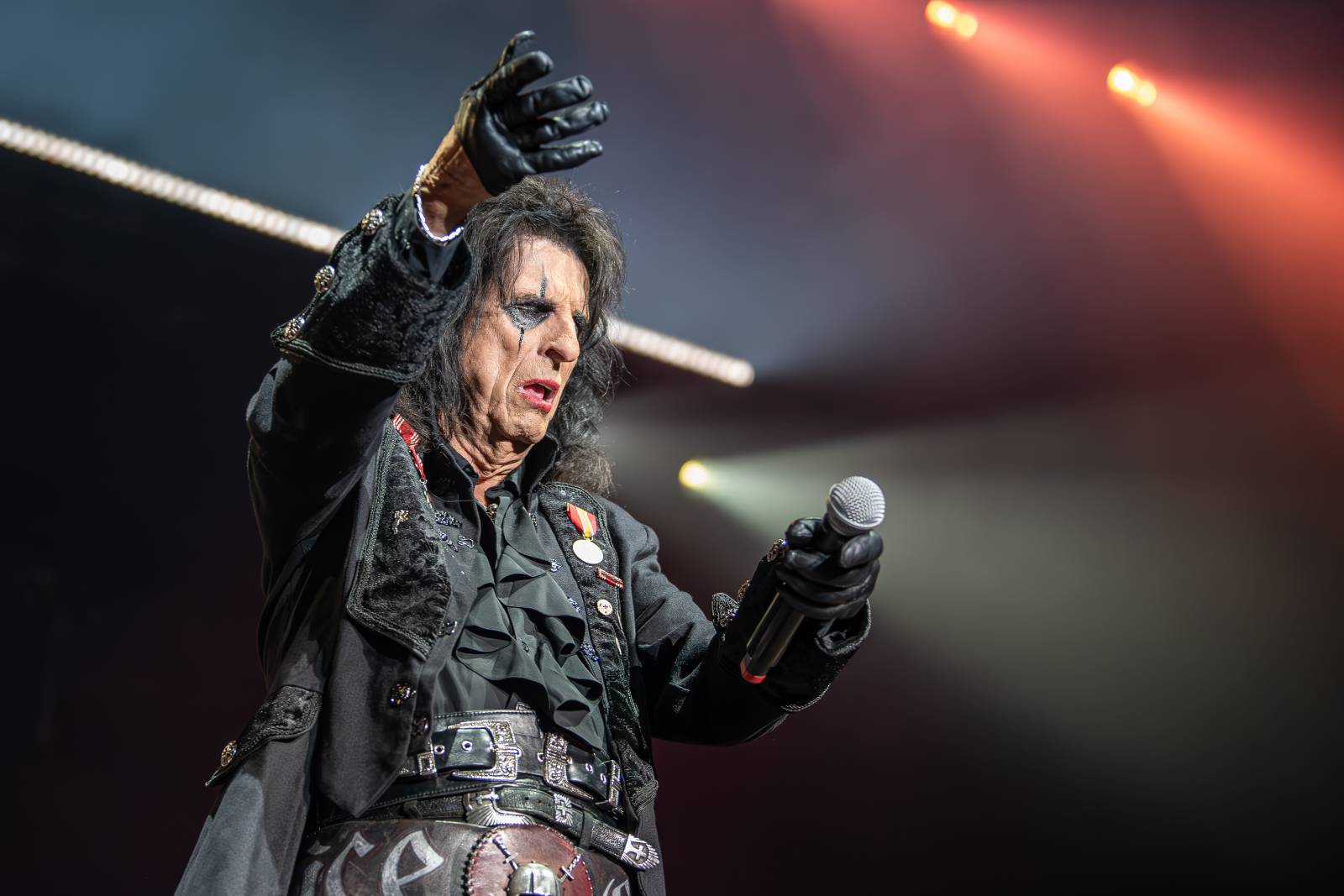 Alice Cooper řádil v Pardubicích. Přivezl si hada, nafukovací pannu i gilotinu
