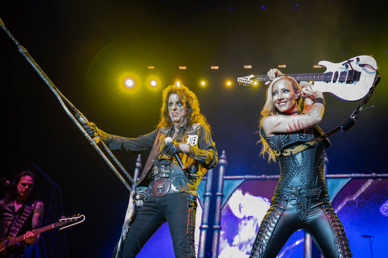 Alice Cooper řádil v Pardubicích. Přivezl si hada, nafukovací pannu i gilotinu