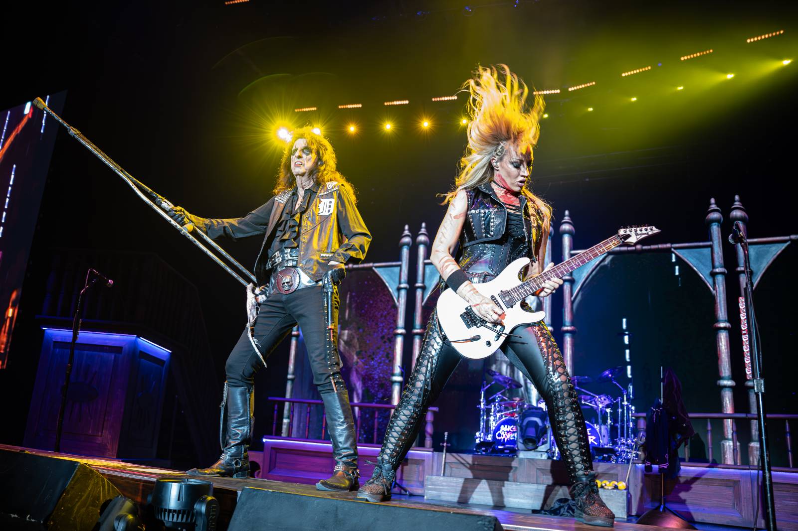 Alice Cooper řádil v Pardubicích. Přivezl si hada, nafukovací pannu i gilotinu