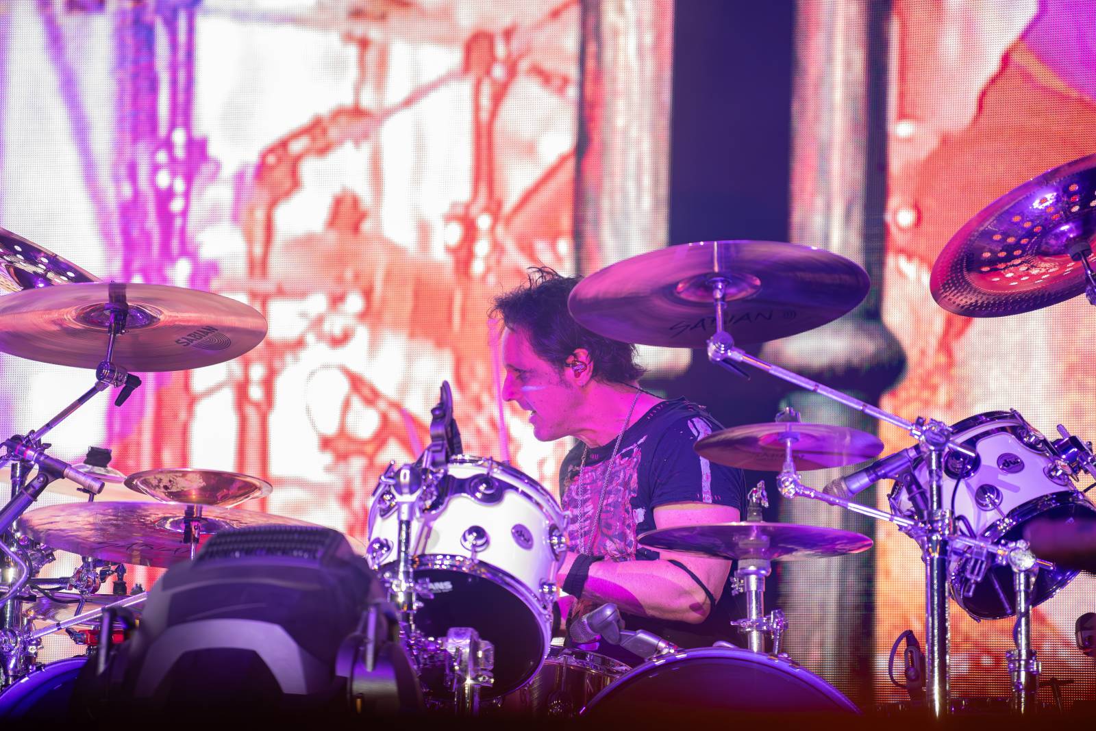 Alice Cooper řádil v Pardubicích. Přivezl si hada, nafukovací pannu i gilotinu