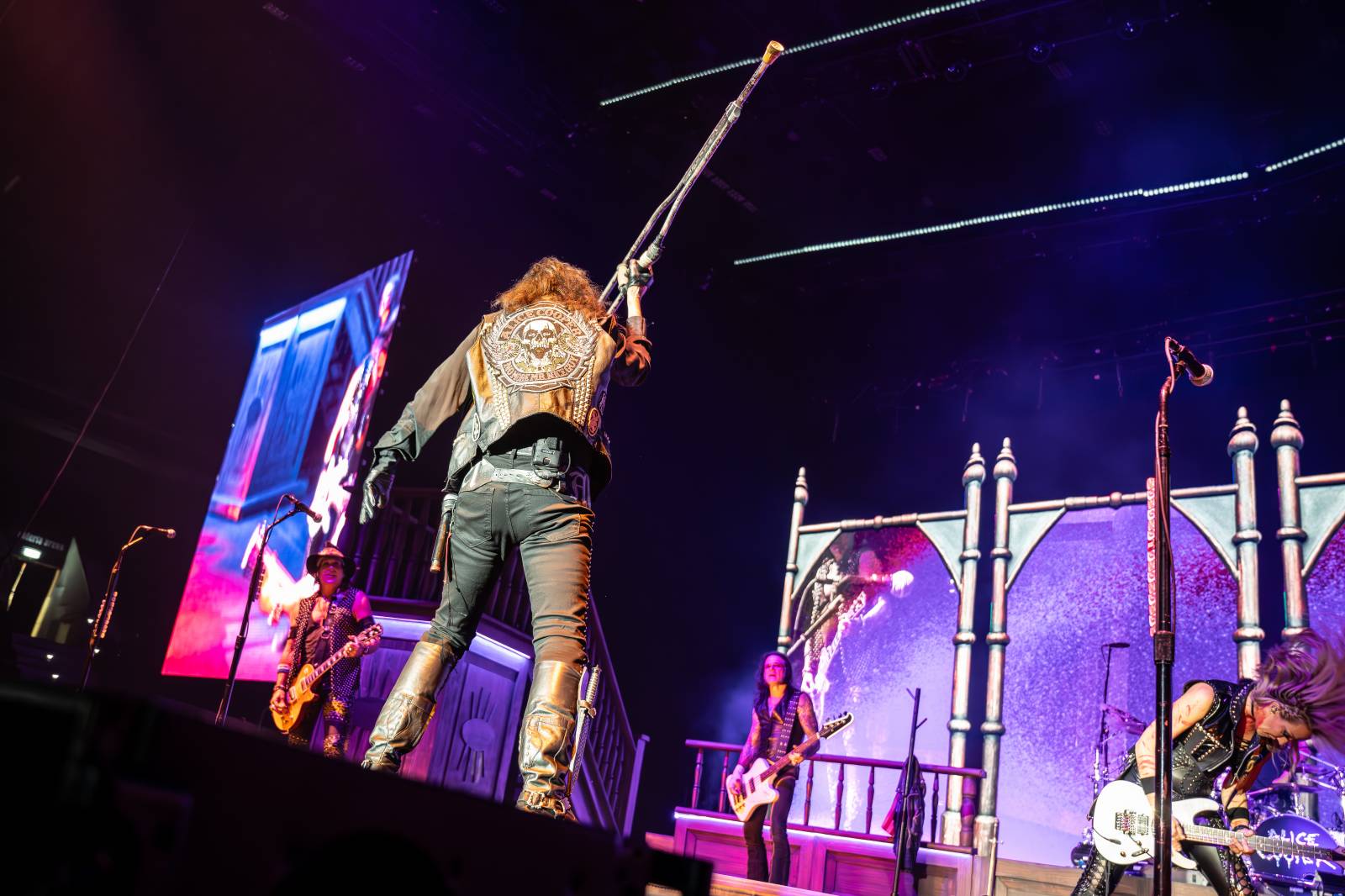 Alice Cooper řádil v Pardubicích. Přivezl si hada, nafukovací pannu i gilotinu