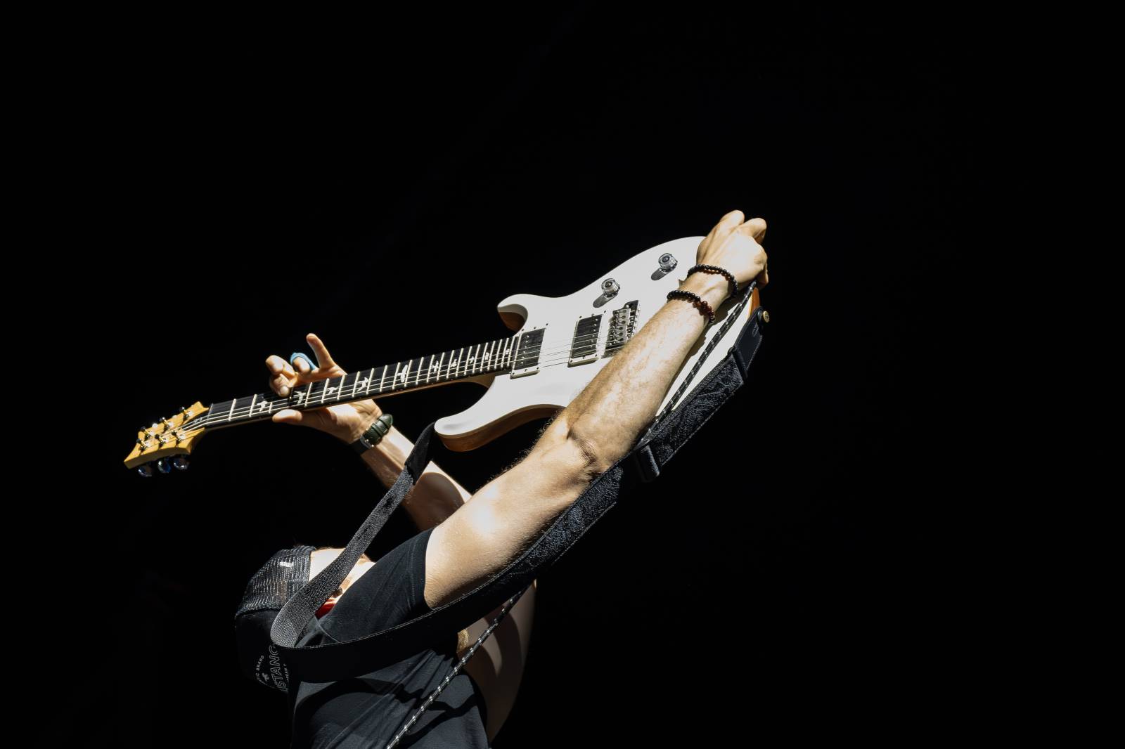 Alice Cooper řádil v Pardubicích. Přivezl si hada, nafukovací pannu i gilotinu