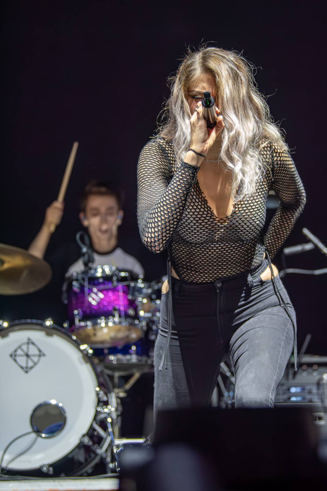 Alice Cooper řádil v Pardubicích. Přivezl si hada, nafukovací pannu i gilotinu