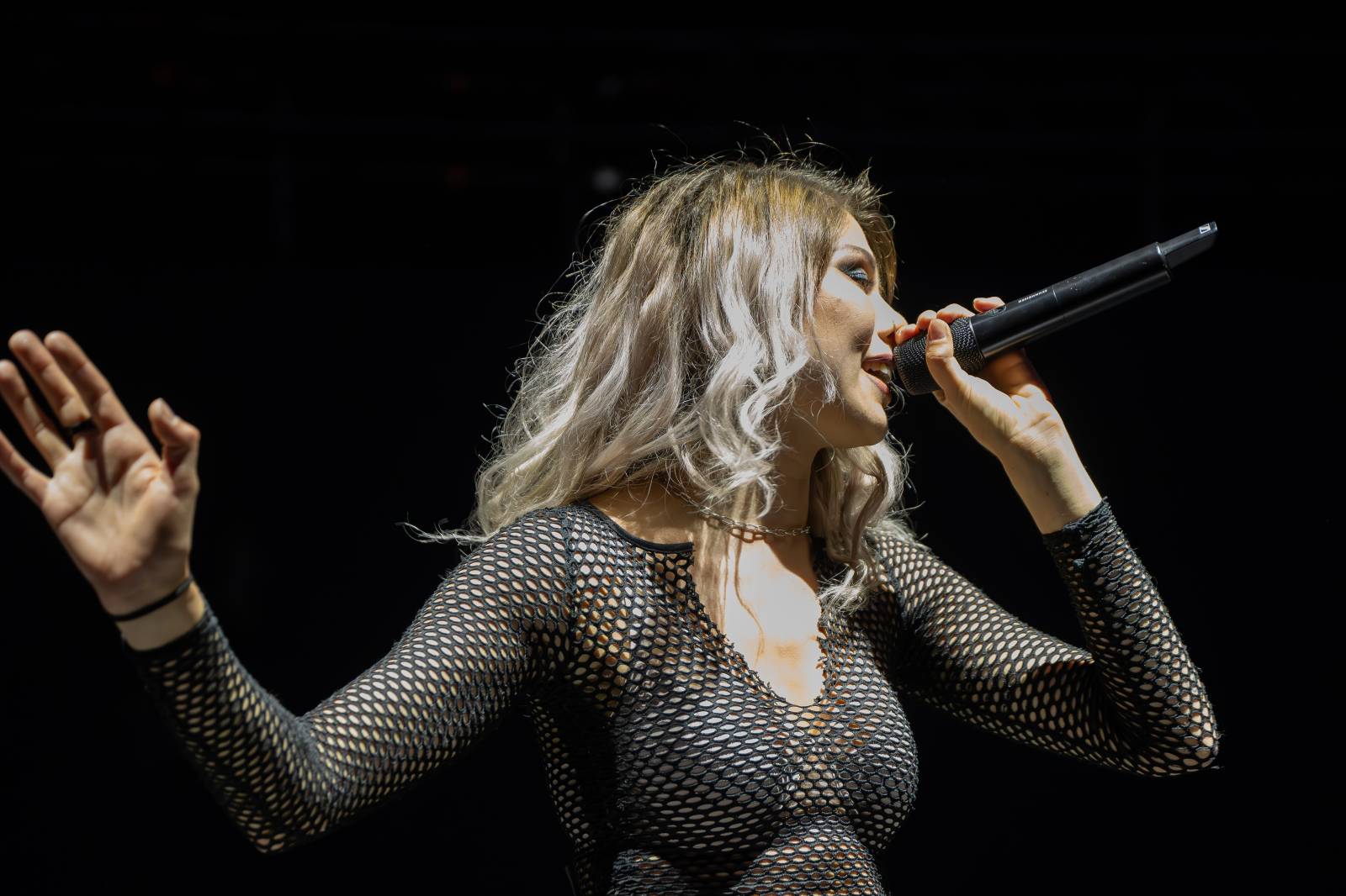 Alice Cooper řádil v Pardubicích. Přivezl si hada, nafukovací pannu i gilotinu