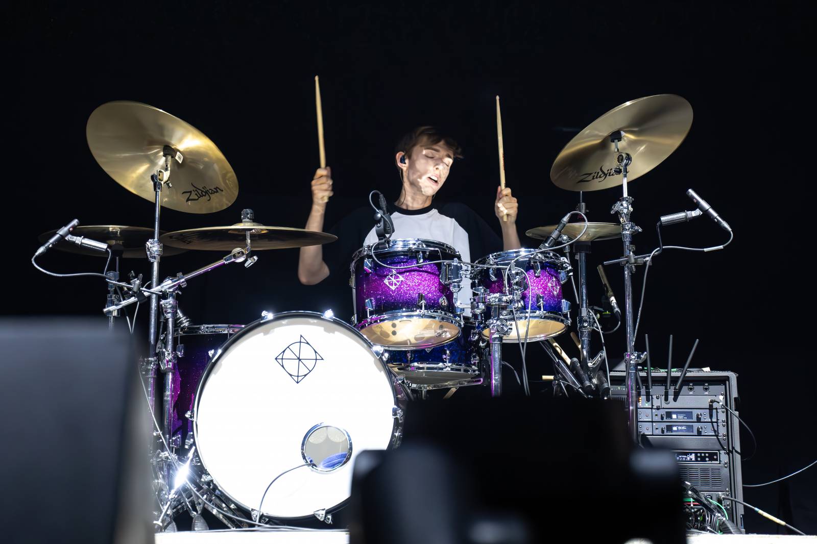 Alice Cooper řádil v Pardubicích. Přivezl si hada, nafukovací pannu i gilotinu