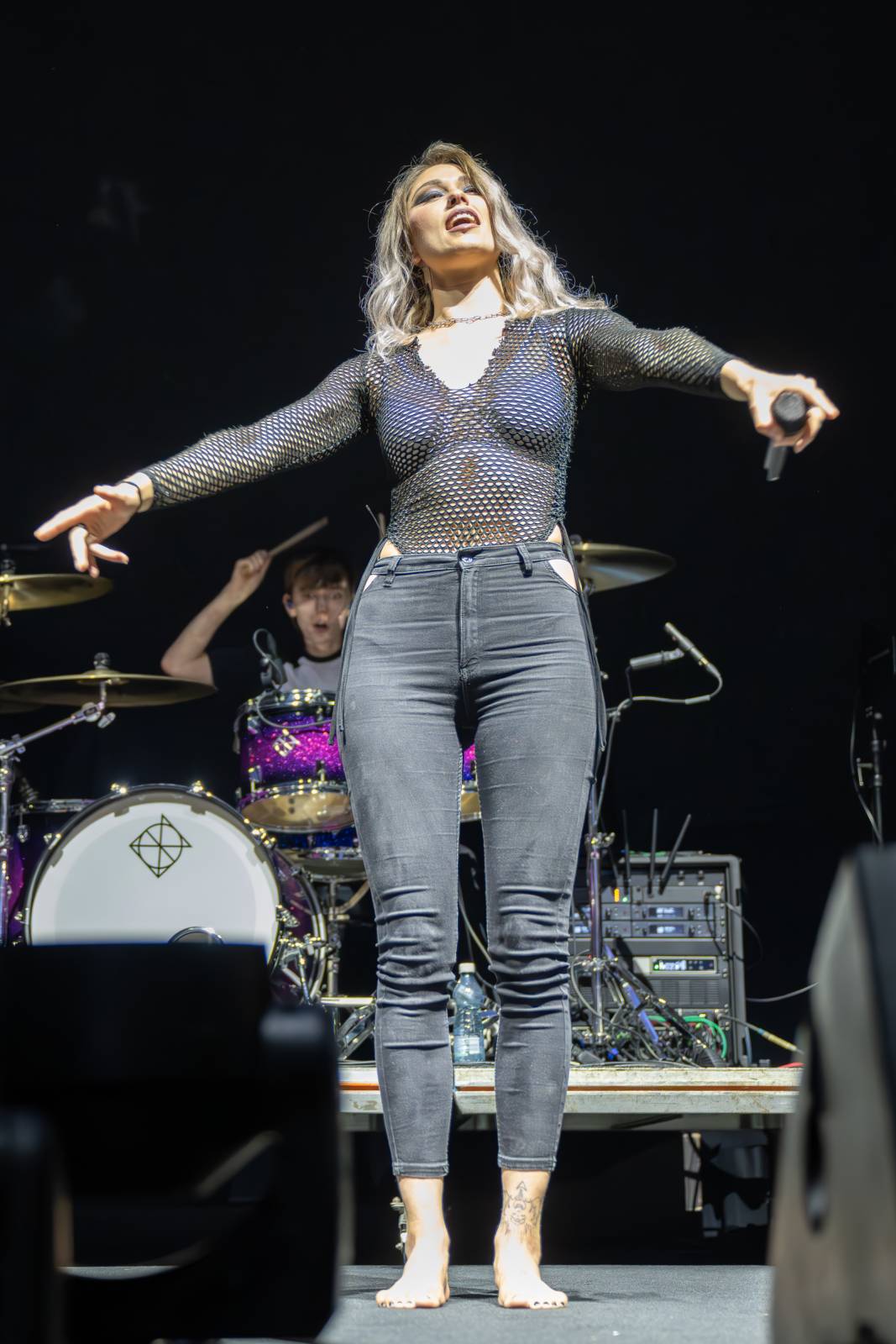 Alice Cooper řádil v Pardubicích. Přivezl si hada, nafukovací pannu i gilotinu