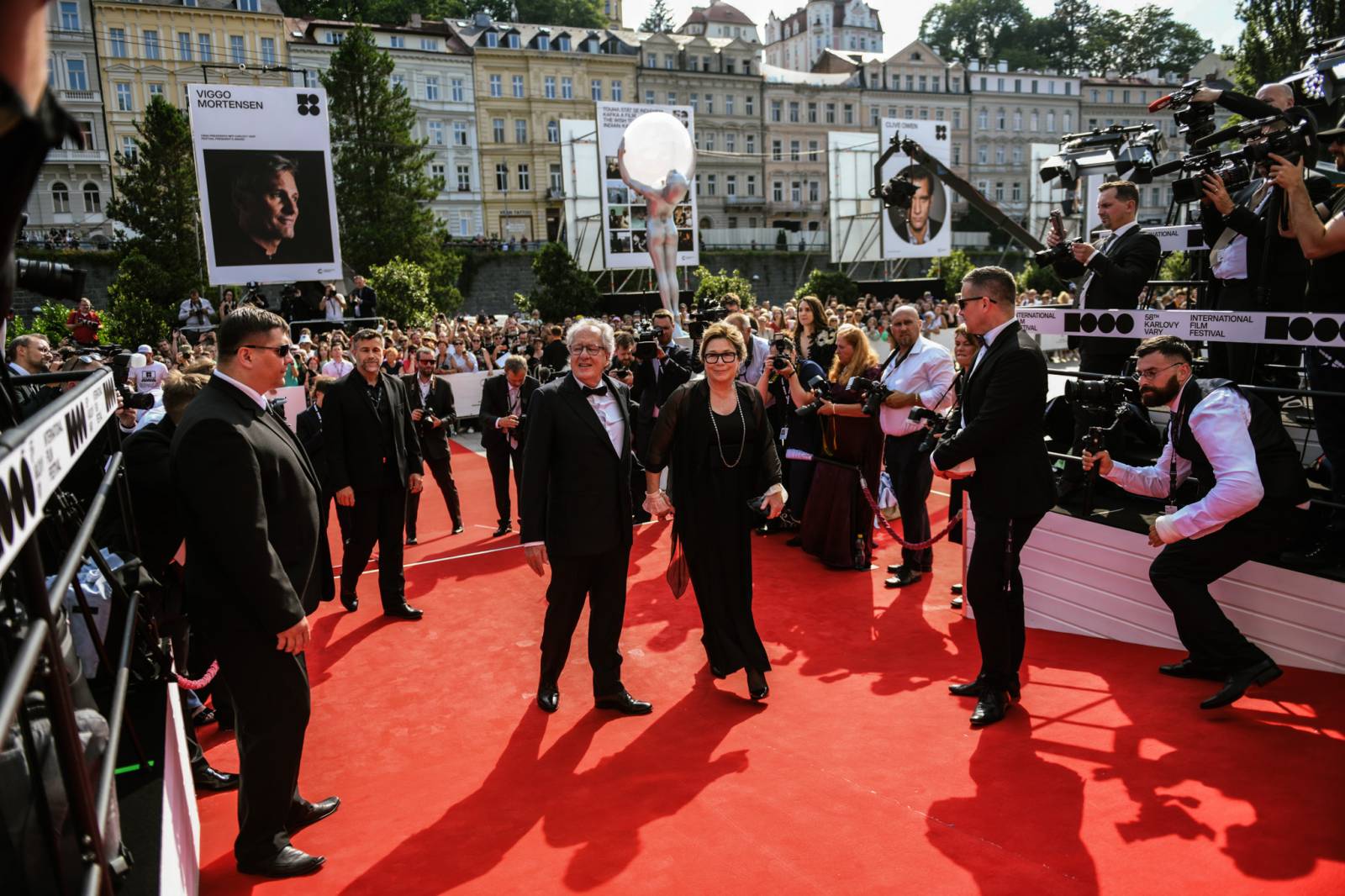 Cenu prezidenta MFF v Karlových Varech převzal Viggo Mortensen, na Mattoni Life Baru zářili Lenny a PSH