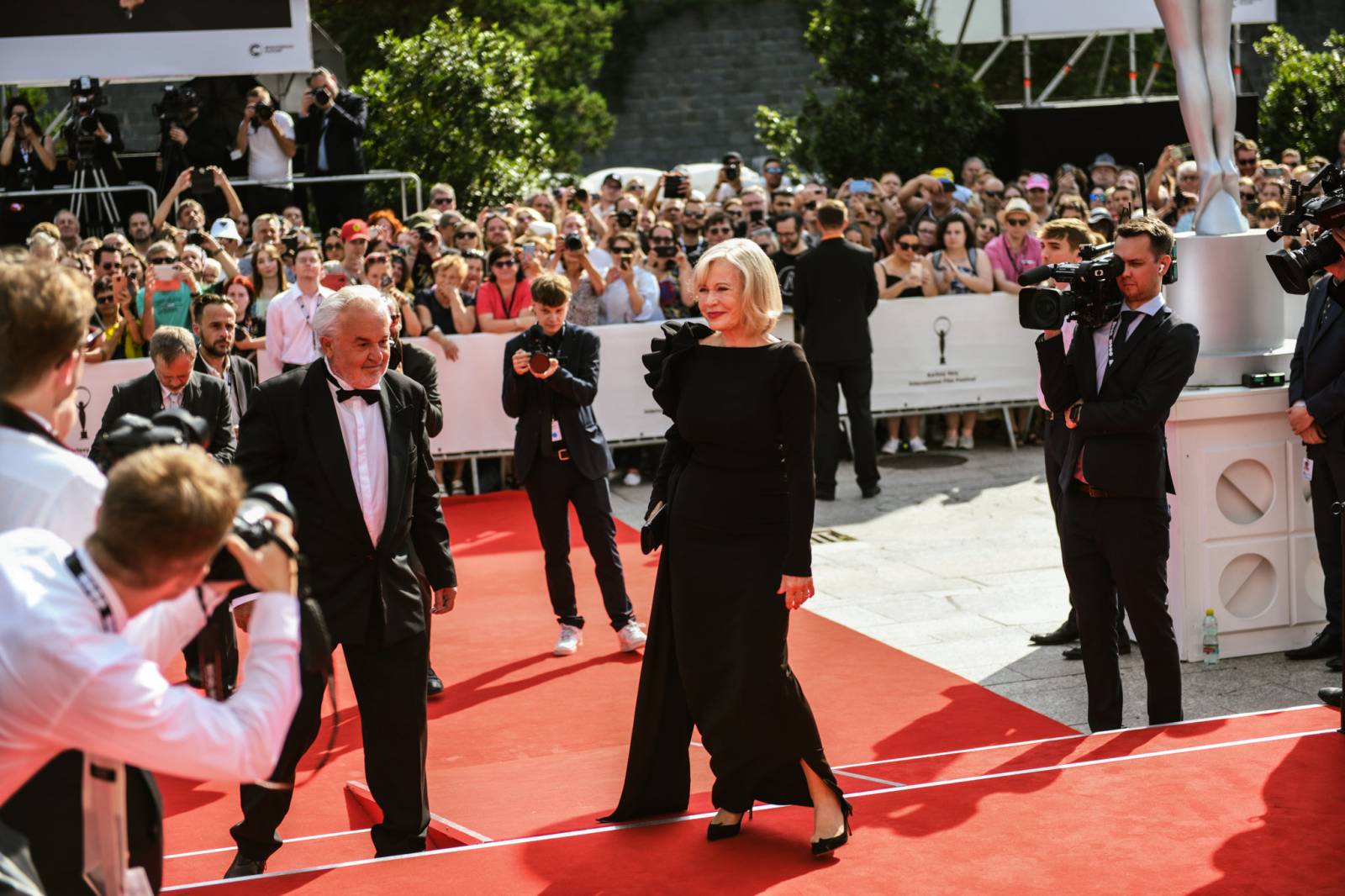 Cenu prezidenta MFF v Karlových Varech převzal Viggo Mortensen, na Mattoni Life Baru zářili Lenny a PSH