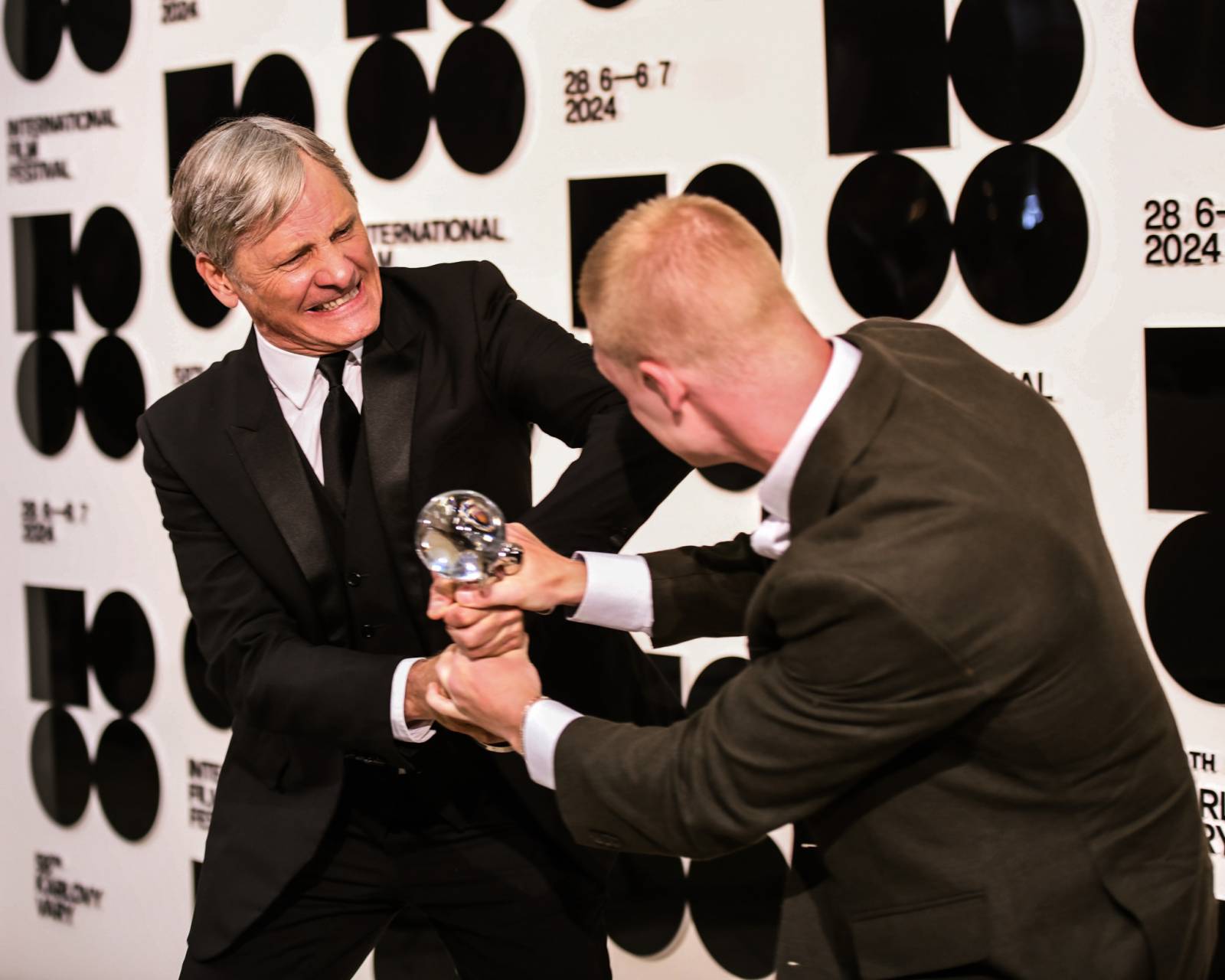 Cenu prezidenta MFF v Karlových Varech převzal Viggo Mortensen, na Mattoni Life Baru zářili Lenny a PSH