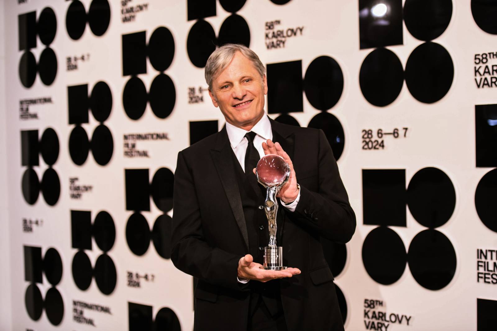 Cenu prezidenta MFF v Karlových Varech převzal Viggo Mortensen, na Mattoni Life Baru zářili Lenny a PSH