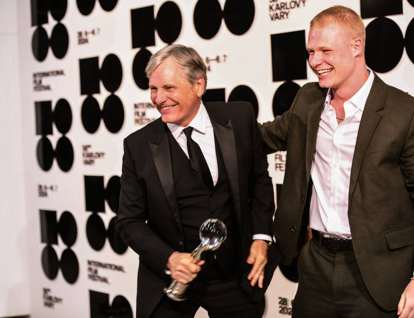 Cenu prezidenta MFF v Karlových Varech převzal Viggo Mortensen, na Mattoni Life Baru zářili Lenny a PSH