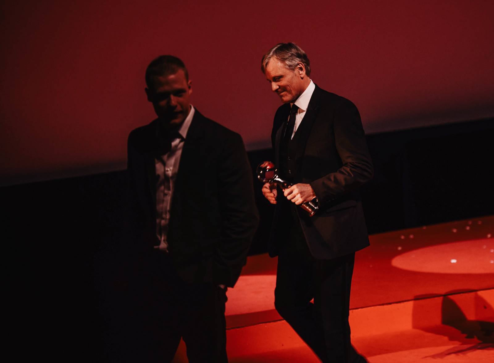 Cenu prezidenta MFF v Karlových Varech převzal Viggo Mortensen, na Mattoni Life Baru zářili Lenny a PSH