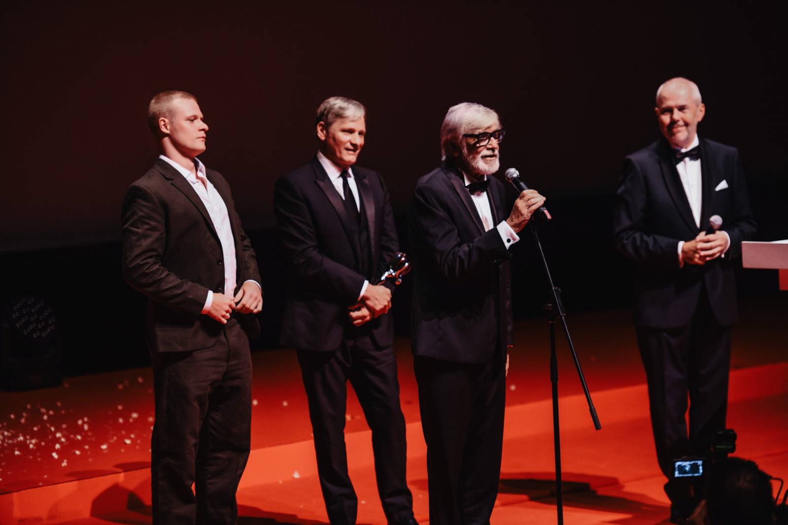 Cenu prezidenta MFF v Karlových Varech převzal Viggo Mortensen, na Mattoni Life Baru zářili Lenny a PSH