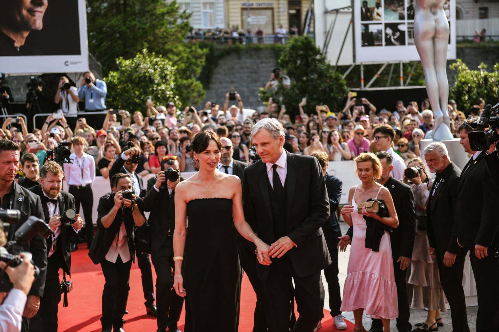 Cenu prezidenta MFF v Karlových Varech převzal Viggo Mortensen, na Mattoni Life Baru zářili Lenny a PSH