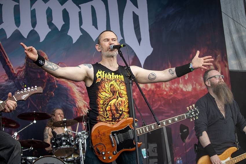 Pekelný pátek na Basinfirefestu. Gutalax rozpoutal naprostý chaos, temný set odehráli Kataklysm a svými magickými tóny bavili i Deloraine