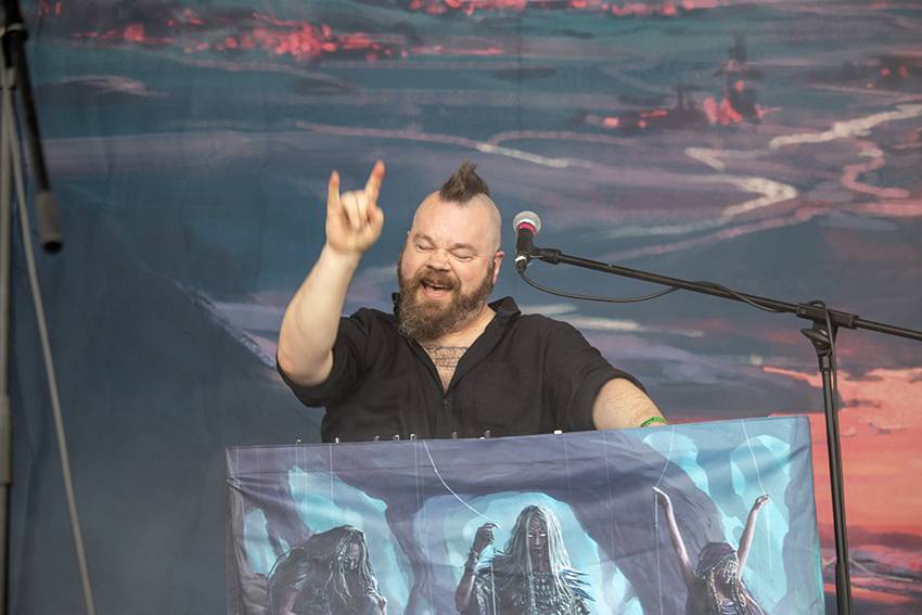 Pekelný pátek na Basinfirefestu. Gutalax rozpoutal naprostý chaos, temný set odehráli Kataklysm a svými magickými tóny bavili i Deloraine