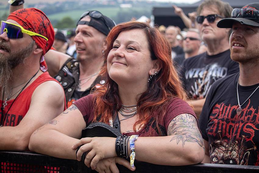 Pekelný pátek na Basinfirefestu. Gutalax rozpoutal naprostý chaos, temný set odehráli Kataklysm a svými magickými tóny bavili i Deloraine